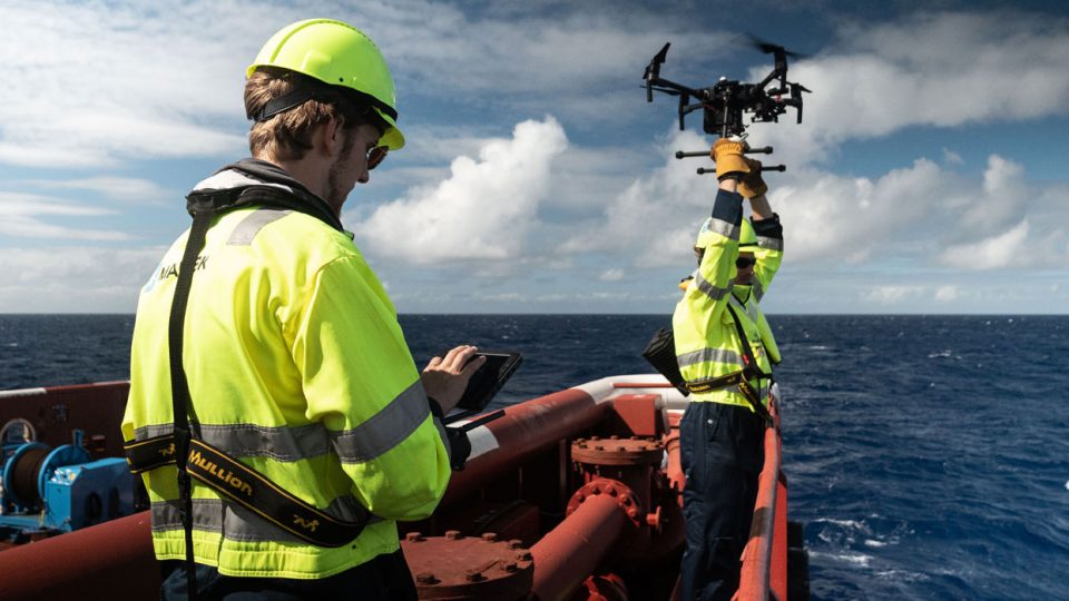 trabajos de limpieza de escombros del tsunami