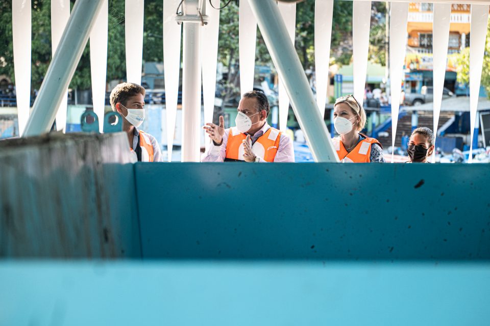 Erik Holmbom, Project Manager at The Ocean Cleanup (left), Jaimie Gonzales, Vice Minister of Presidency for Social Development (middle), and Inka Mattila, Resident Representative for UNEP in Dominican Republic, visiting Interceptor 004.