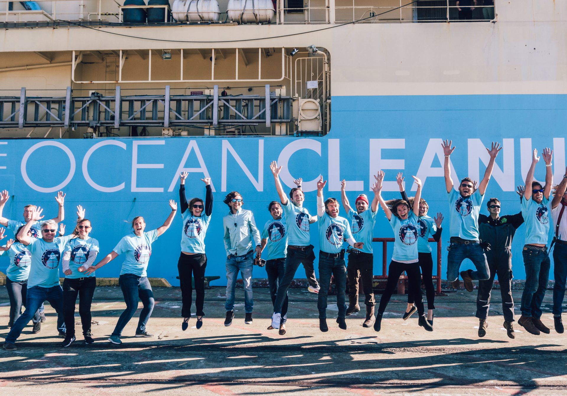 https://assets.theoceancleanup.com/app/uploads/2021/07/donate-page-team-picture-1920x1343.jpg