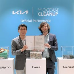 Ho Sung Song, President and CEO of Kia Corporation, and Boyan Slat, Founder and CEO of The Ocean Cleanup, at the partnership signing ceremony