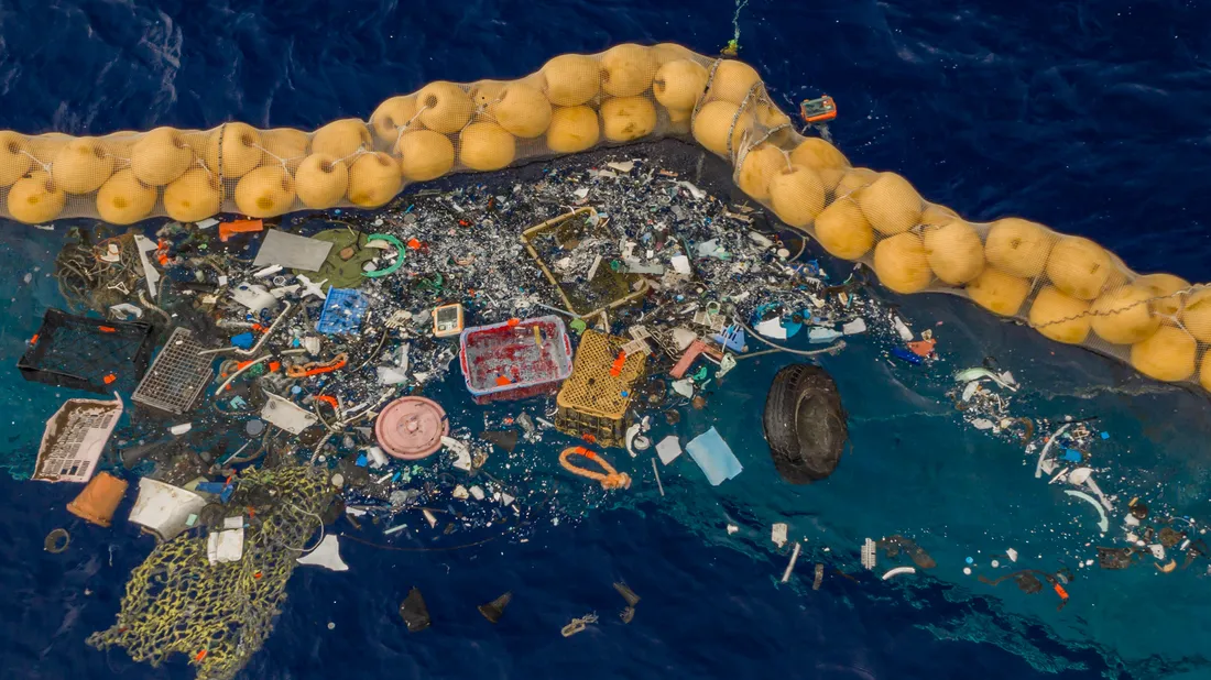 Plástico capturado por el sistema de limpieza oceánica en la Gran Mancha de Basura del Pacífico (foto: The Ocean Cleanup)