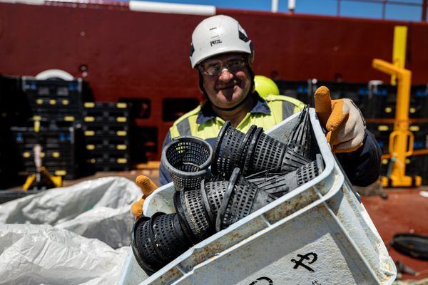 Crew on board the support vessels of System 002, holding up a crate with eel traps. Eel traps is an item we find in large quantities, as are crates.