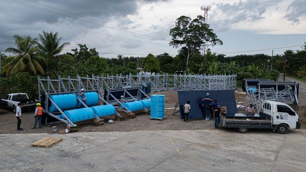 Assembly of Interceptor 021 barriers in El Quetzalito, Guatemala