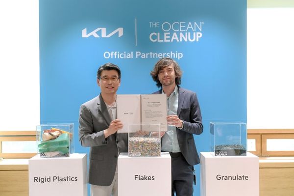 Ho Sung Song, President and CEO of Kia Corporation, and Boyan Slat, Founder and CEO of The Ocean Cleanup, at the partnership signing ceremony