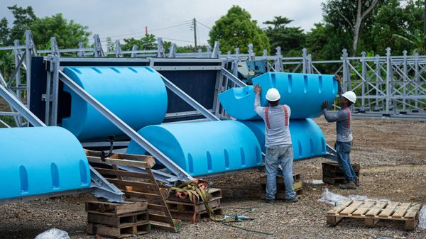 Assembly of Interceptor 021 barriers in El Quetzalito, Guatemala