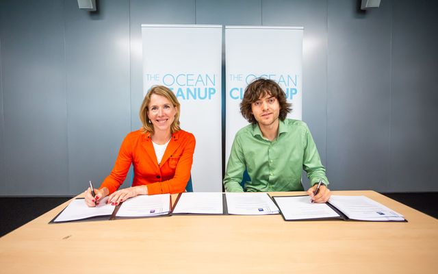 State secretary Stientje van Veldhoven and Boyan Slat, signing an agreement