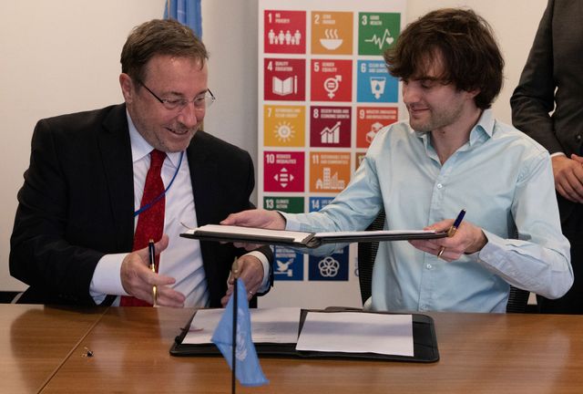 UNDP Administrator Achim Steiner and The Ocean Cleanup founder & CEO Boyan Slat sign the Memorandum of Understanding at UN Headquarters in New York.