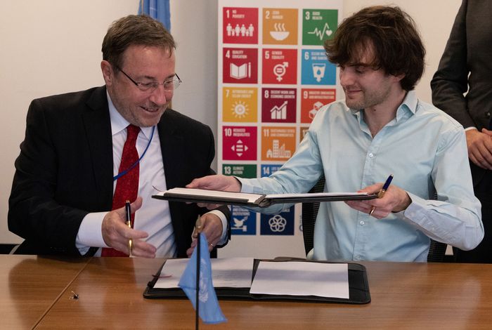 UNDP Administrator Achim Steiner and The Ocean Cleanup founder & CEO Boyan Slat sign the Memorandum of Understanding at UN Headquarters in New York.