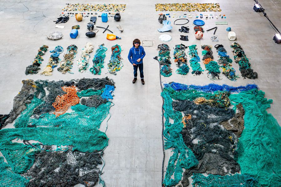 Boyan Slat standing with plastic caught during the System 001/B campaign
