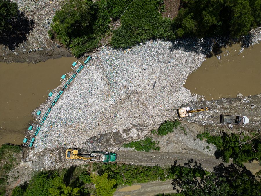 The Interceptor Barricade in Guatemala, aerial view of the upstream boom