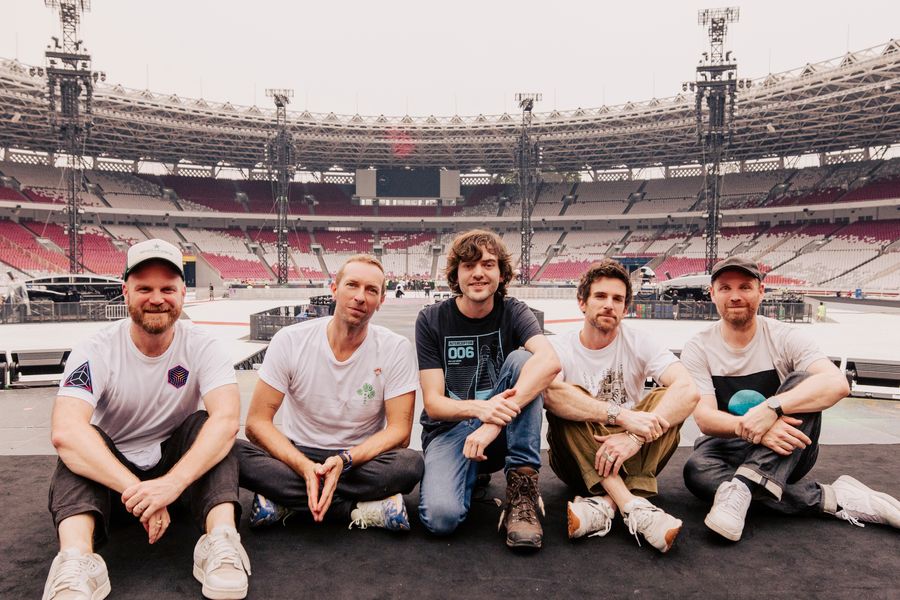 Boyan Slat (Founder and CEO of The Ocean Cleanup) with Coldplay