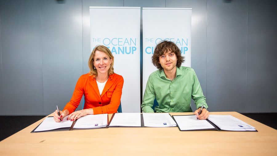 State secretary Stientje van Veldhoven and Boyan Slat, signing an agreement