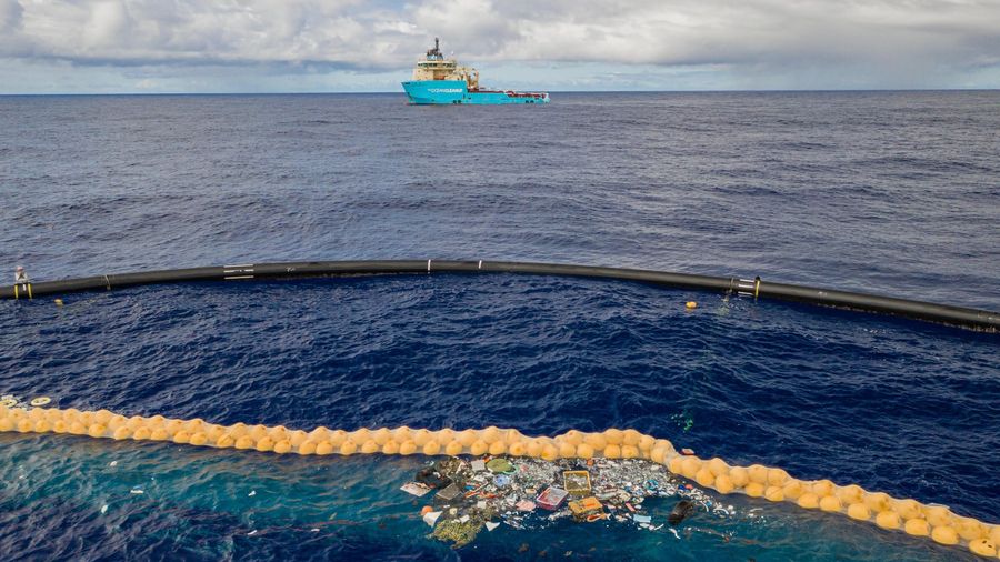 Accumulation of plastic debris within System 001/B in the Great Pacific Garbage Patch