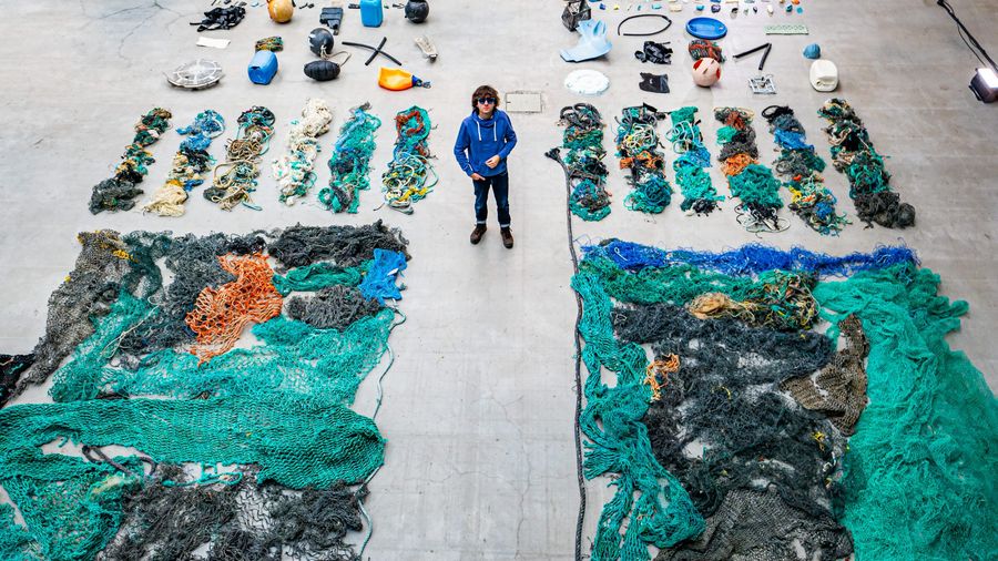 Boyan Slat standing with plastic caught during the System 001/B campaign