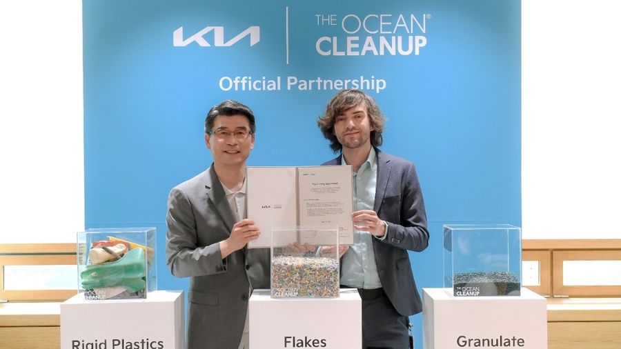 Ho Sung Song, President and CEO of Kia Corporation, and Boyan Slat, Founder and CEO of The Ocean Cleanup, at the partnership signing ceremony